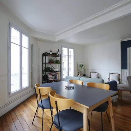 Apartment Spacious Apt Just A Stone's Throw From Montmartre!