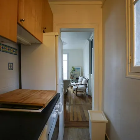 Spacious Apt Just A Stone's Throw From Montmartre!